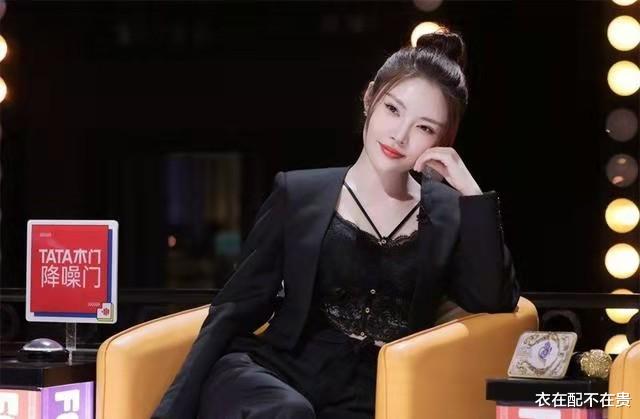衣在配不在贵|徐冬冬身材好真占便宜，穿西装露出内搭一点不尴尬，反倒时髦显高