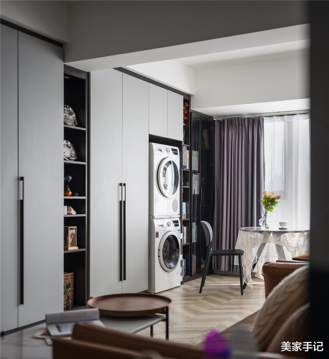 这位退休教师太有远见了,舍弃电视墙,全屋打满柜子,效果超高级!