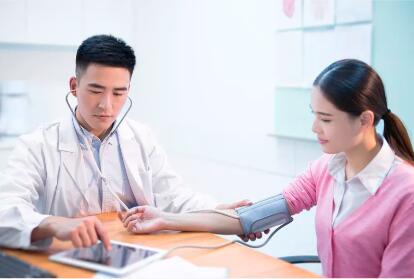 儿媳吃了婆婆做的饭以后,肚子不舒服,老公扒开碗底后发现不对劲