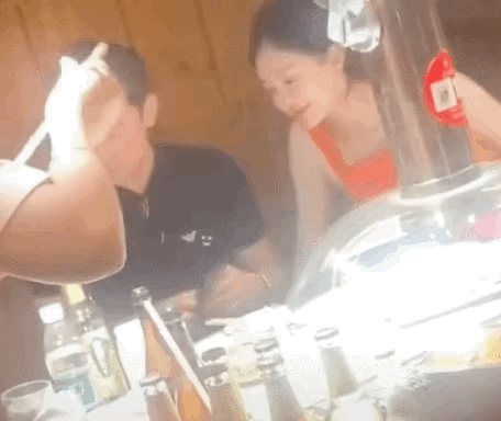 郑恺|偶遇郑恺夫妇外出用餐，苗苗笑容满面心情好，夫妻同看手机感情好