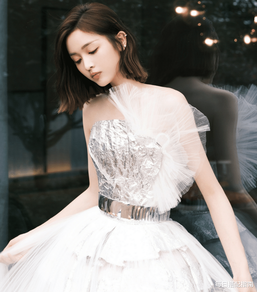每日搭配指南 吴宣仪真是敢穿又会穿!白纱裙贴银箔还露背,不愧是做女团的