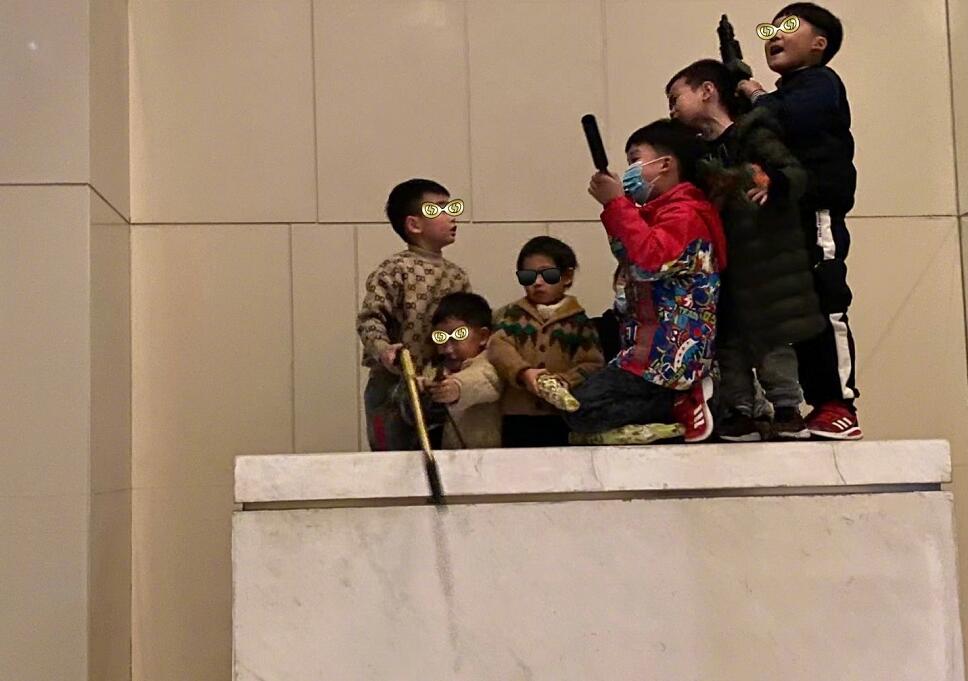 袁弘兒子散步遇一群孩子玩玩傢槍，但他沒帶，結果拎個冷兵器上瞭-圖3