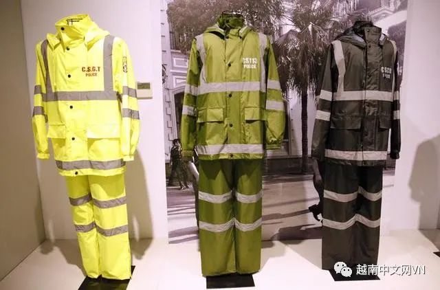 越南中文君 越南警服发展变化历史，男女警察都穿绿色，女警察英姿飒爽！