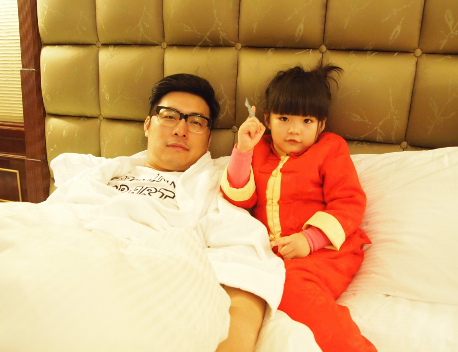 郑合惠子|王岳伦净身出户，12年婚姻不过一场笑话，女儿态度早说明一切