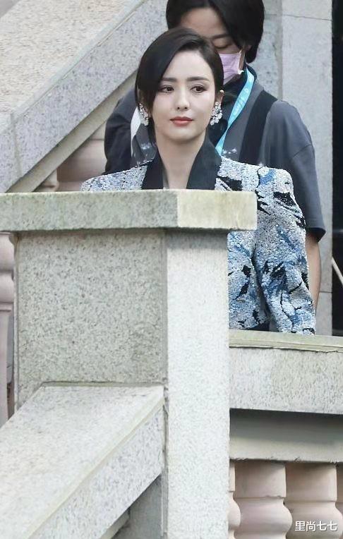 里尚七七 佟丽娅上班图,露脐运动装辣味十足,早这么穿哪还有陈思诚什么事