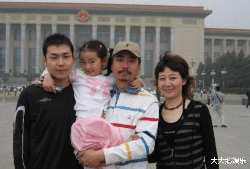 范明|演员范明：娶大6岁二婚女，把继子当亲儿子养，今继子成国家骄傲