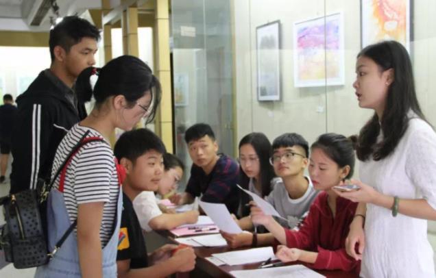 教室|武汉各大院校现“天价学费”，学子们望“费”生畏，欲哭无泪