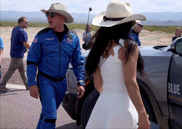 全球时尚风行|世界首富51岁未婚妻喜迎他太空归来！秀黄钻戒指，白裙造型真少女