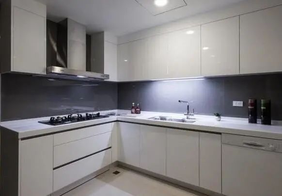 入住两年才敢提醒你:厨房到底要不要装地漏?如今真遭大罪了