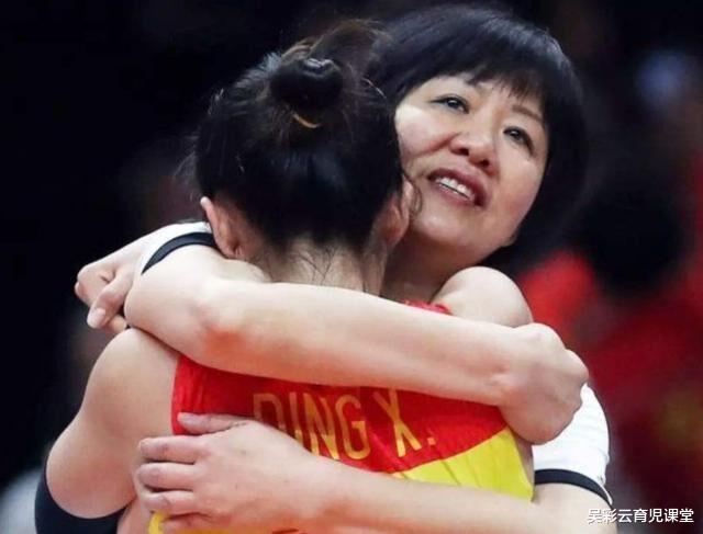 女排|女排天才毁约赴美深造，郎平镜头前哽咽声明，宣布她被永久除名