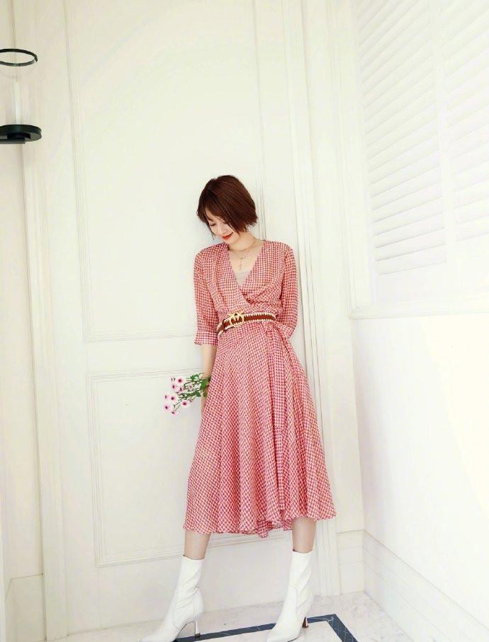 格纹|毛晓彤心真够大的，头发披散着就去赶飞机，穿格纹裙仍美似邻家女