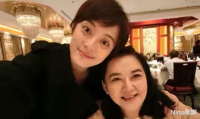 Nina昵娜|孙俪姨奶奶首次公开晒视频，63岁穿外套满口台湾腔，对镜头很从容