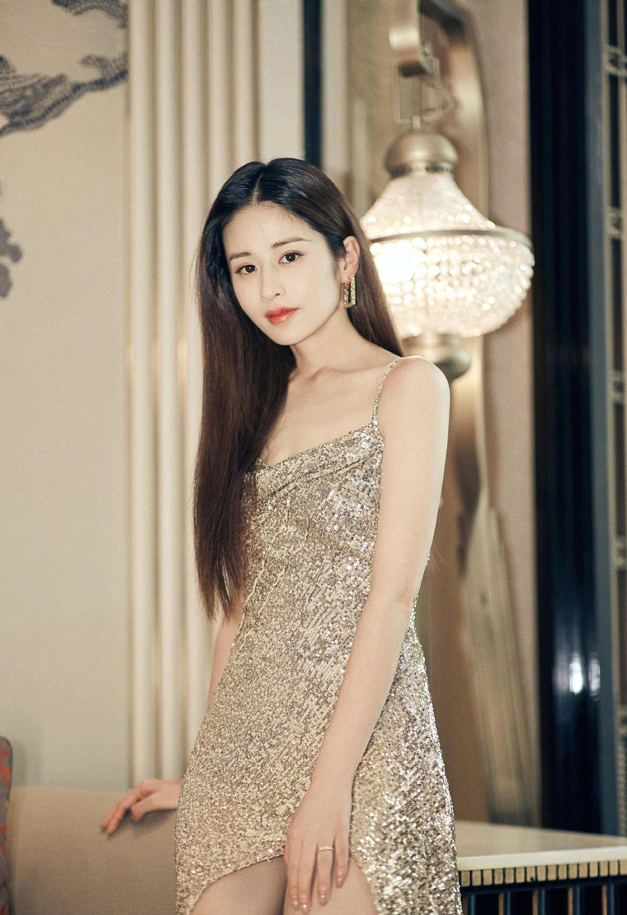 何有强|颖儿终于高调美一回，穿白色吊带礼服华丽高级，气质都升华了