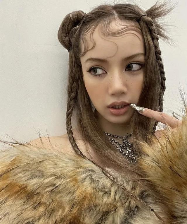 水果 “逃回娘家、放飞自我”的夏琳王妃终于回家了！这一次她的发型又变了