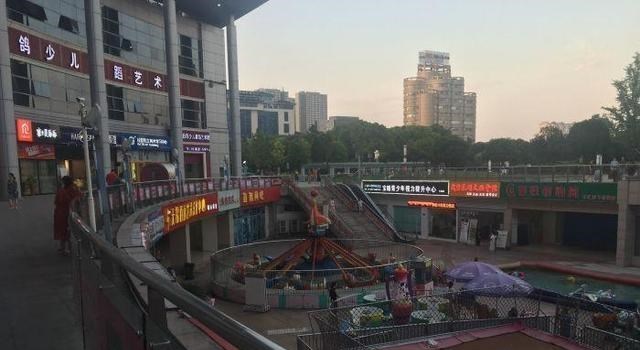 脑洞菌呀 无锡有个“老牌”商场，曾生意红火，日进斗金，如今却面临倒闭