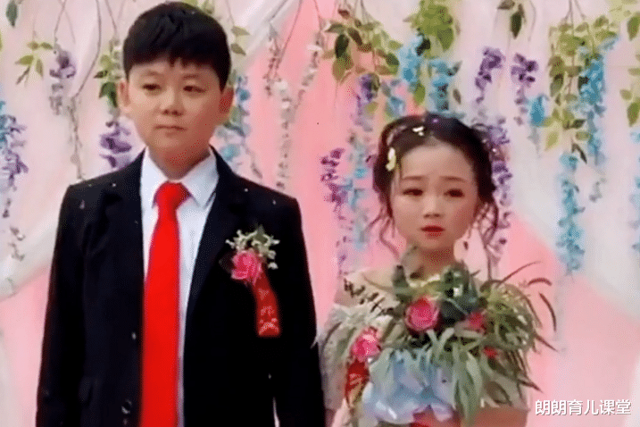 明星|1米2“小男人”零彩礼娶明星，买7套房生3娃，妻子：不图他钱