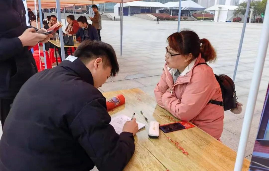 新报业传媒 “线上+线下”——这波招聘，是心动的感觉！