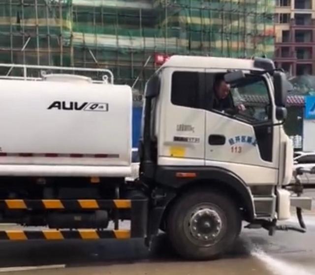 纬祝泰 湖南岳阳洒水车倒车追着行人喷,行人:副驾驶一男子还看着我笑