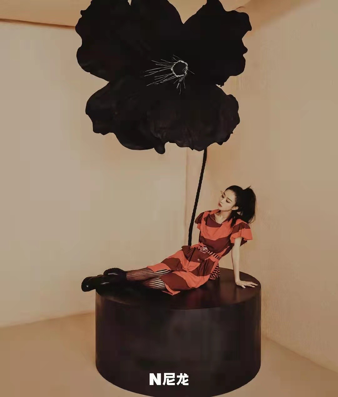 时尚风行派|赵丽颖不愧是迪奥小公主！穿新款登大片挑战自我，双马尾发型超萌