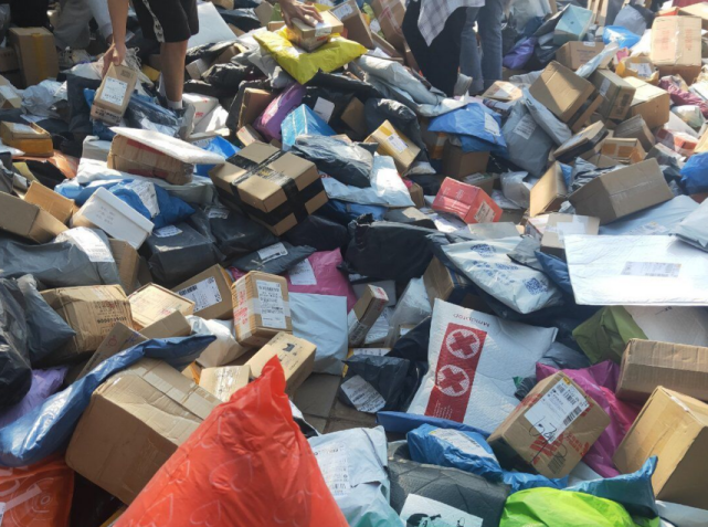 七彩云南资讯 云南昆明一高校校内快递堆成山 上千学生万里挑一取件难