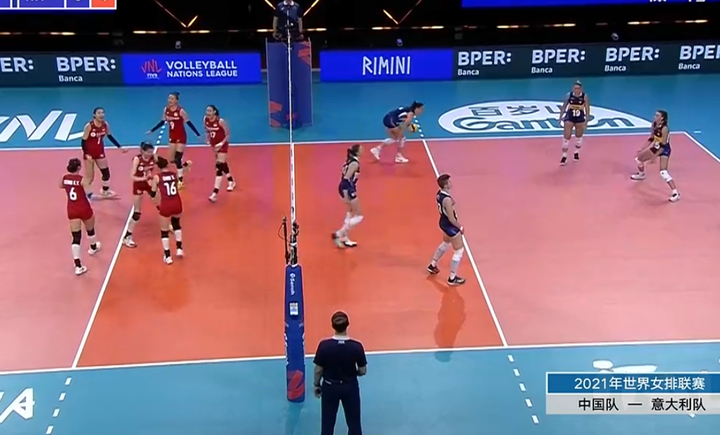 李盈莹|有趣一幕！李盈莹“四脚”爬地显可爱，龚晓宇为了避开她单脚传球