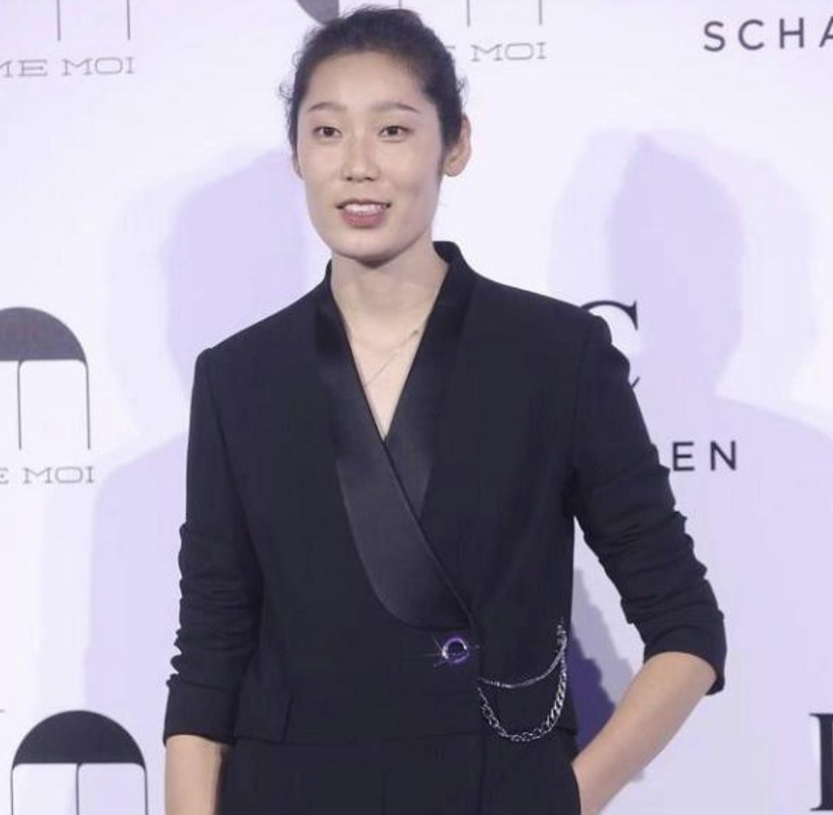 长脖子爸比说|网球一姐李娜现身时装周！和朱婷相聊甚欢，网友：娜姐整容了？