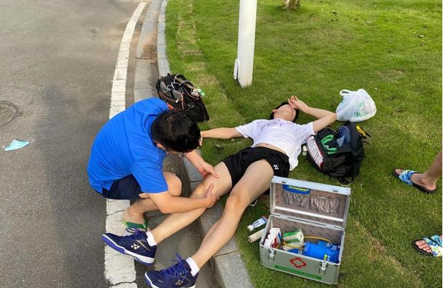 家有二宝育儿|下雨天体院男生的打伞方式，一个人拯救一个宿舍，这满满的安全感