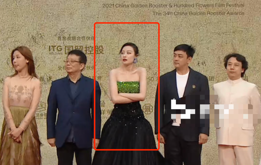 倪妮|倪妮穿高定礼服走红毯！冷到蜷缩抱紧胳膊，下台穿棉袄喝热茶