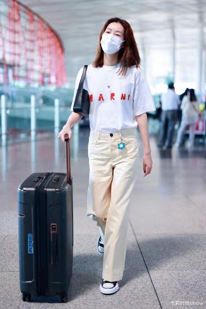 卡莉时尚show|刘雯随便穿都像开挂，白T配西装裤看似普通，却被她搭配出高级感