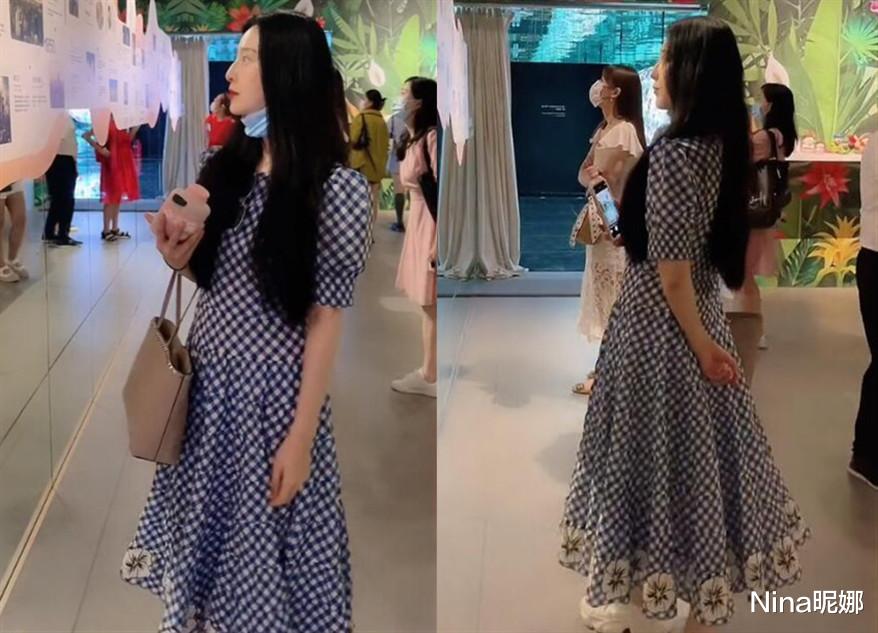 Nina昵娜|范冰冰打卡展览馆，浓妆艳抹穿床单裙踩拖鞋对镜自拍，手舞足蹈似邻家小妹