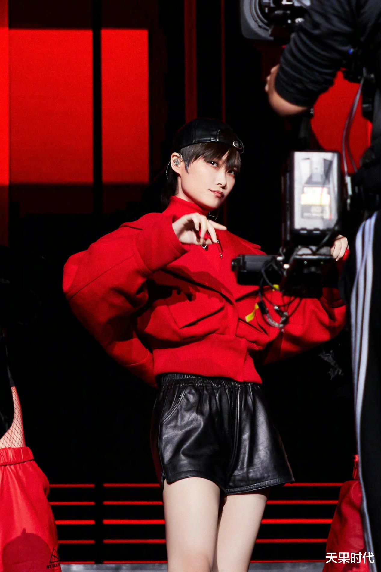 天果时代 李宇春穿皮短裤露出大长腿，原来她身材这么好，中性风白浪费了