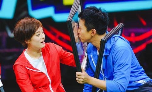 孙俪|孙俪穿“3D透视液体裙”好饱满，邓超说今晚会很“葱”动