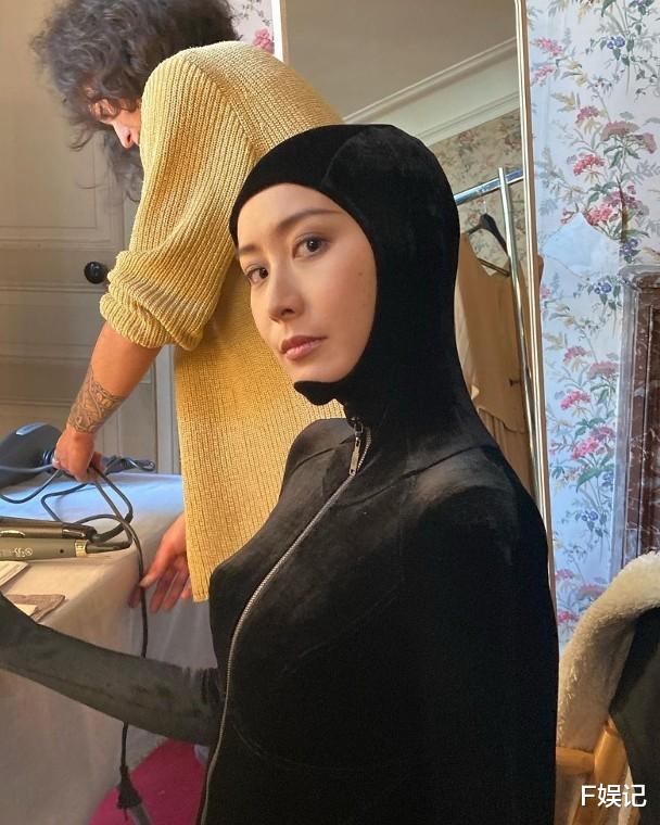 陈法拉|陈法拉带女儿在街上闲逛 坐在婴儿车上的女儿伸出小手拉着妈妈