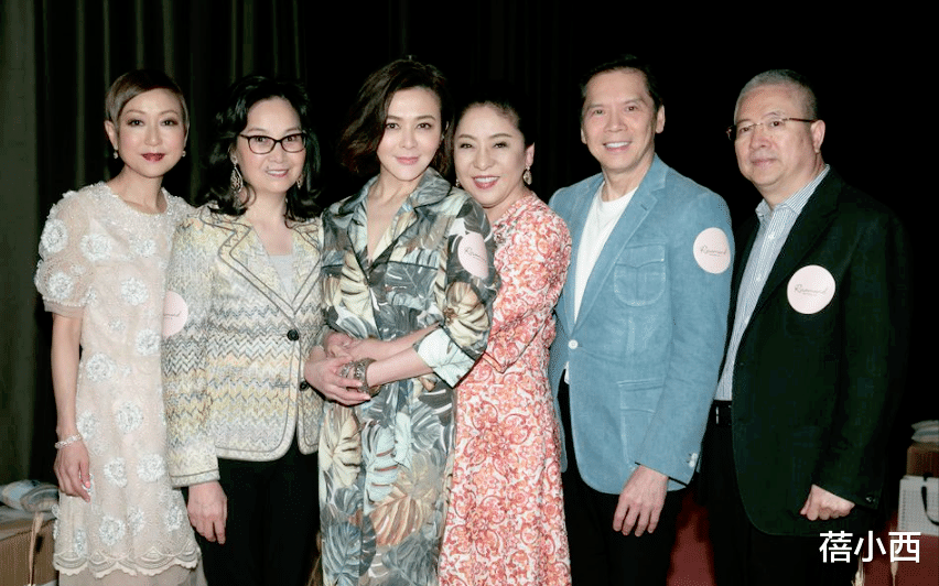 蓓小西|关之琳与向太站C位合影，穿印花套装配波波头，气场一点也不输