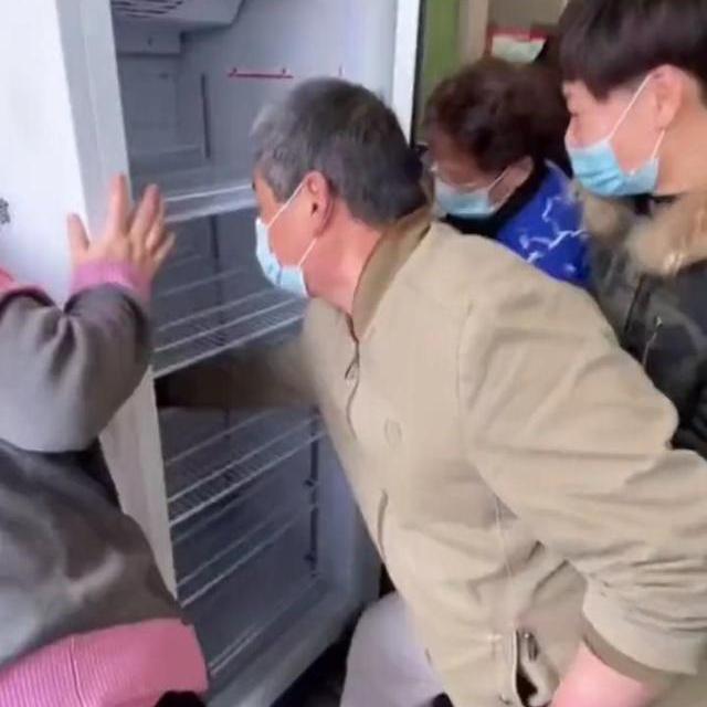 喝茶慢品 上海肯德基自助站被哄抢，网友：大爷大妈平时不喜欢吃啊？