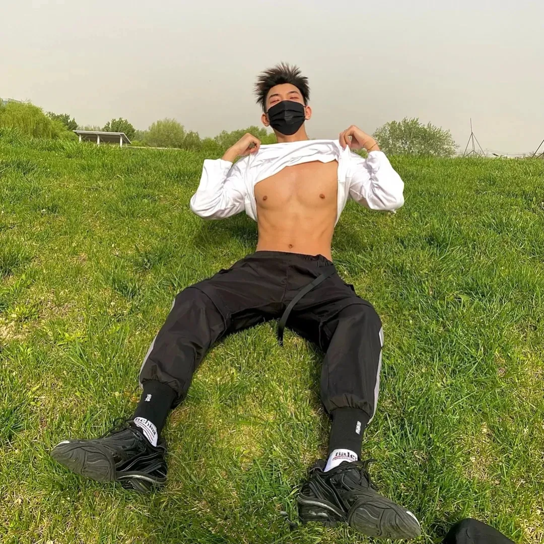 |痞帅腹肌小鲜肉，颜值身材都很棒！