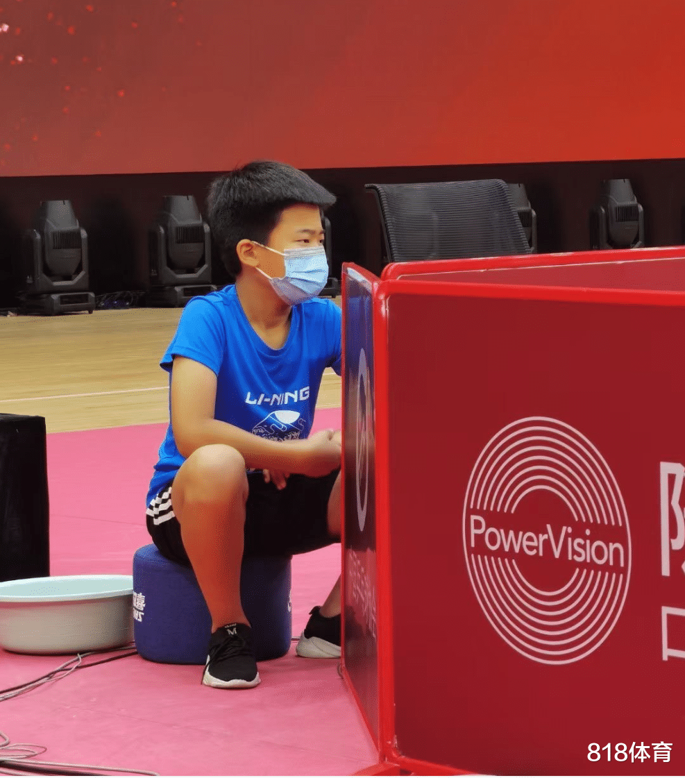 王楠|实在! 王楠一家周末聚餐吃汉堡王, 老公身家10亿, 教育子女吃苦流汗