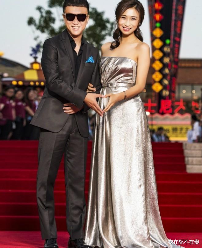 孙红雷|孙红雷小娇妻很体贴，为扮成熟故意穿肉色礼服，正面普通侧面惊艳