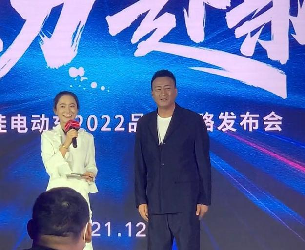 胡军|胡军现身三亚签约,保安比围观的群众还多,“明星没必要这样子”