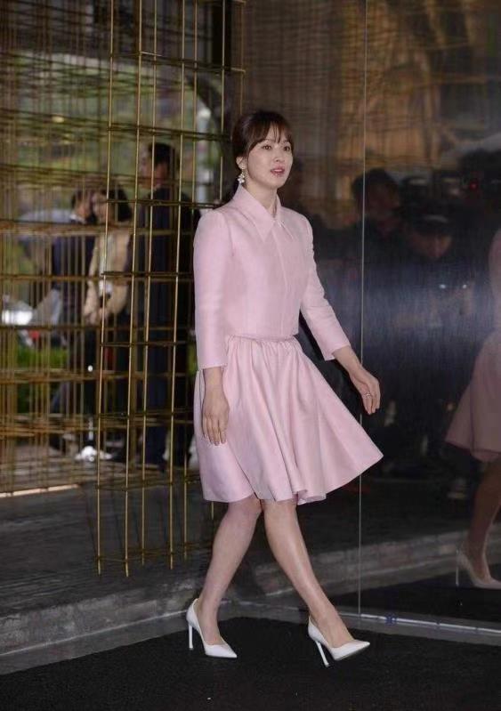 何有强|来跟宋慧乔学穿搭,瞬间让自己成为韩范女神,粉色裙子高级减龄