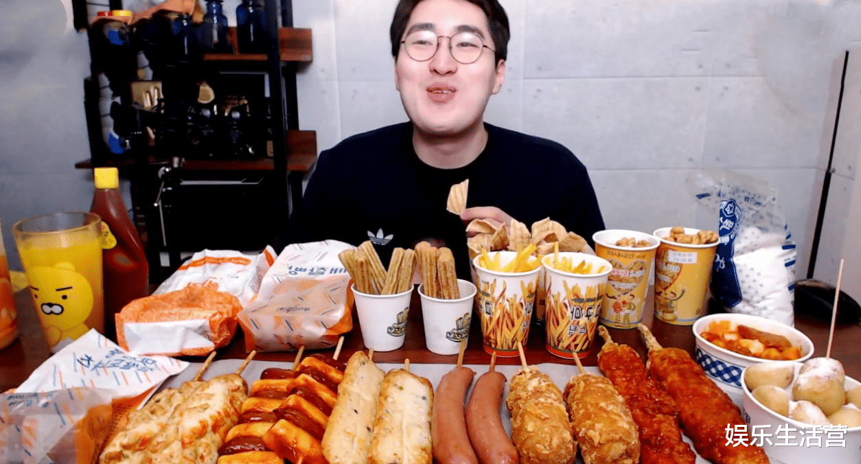 |胖猴仔携全家出镜，妈妈戴珍珠宝石打扮像贵妇，全家只有他穿短袖