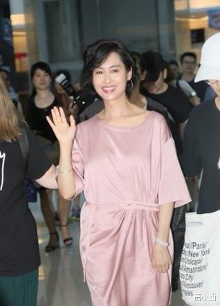 蓓小西|朱茵完全忽略了大婶的年龄,一身别致穿搭,大胆展现“傲人”身材