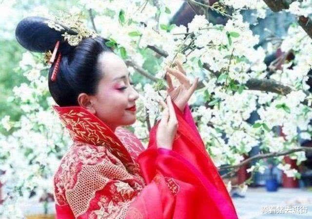 杨蓉|十位古装拈花美人，杨蓉醉人，李沁清新，但均不及她惊艳