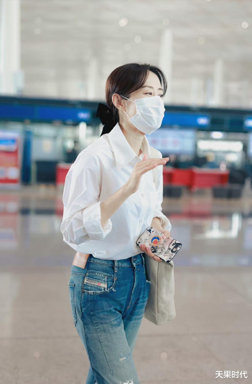 丰满 “大姐”刘敏涛低马尾很温柔，干净气质让人挪不开眼，简约也很美