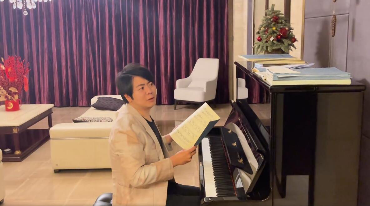 郎朗|吉娜平安生子，郎朗升级当爹晒三口手合照，小宝贝手肉嘟嘟很可爱