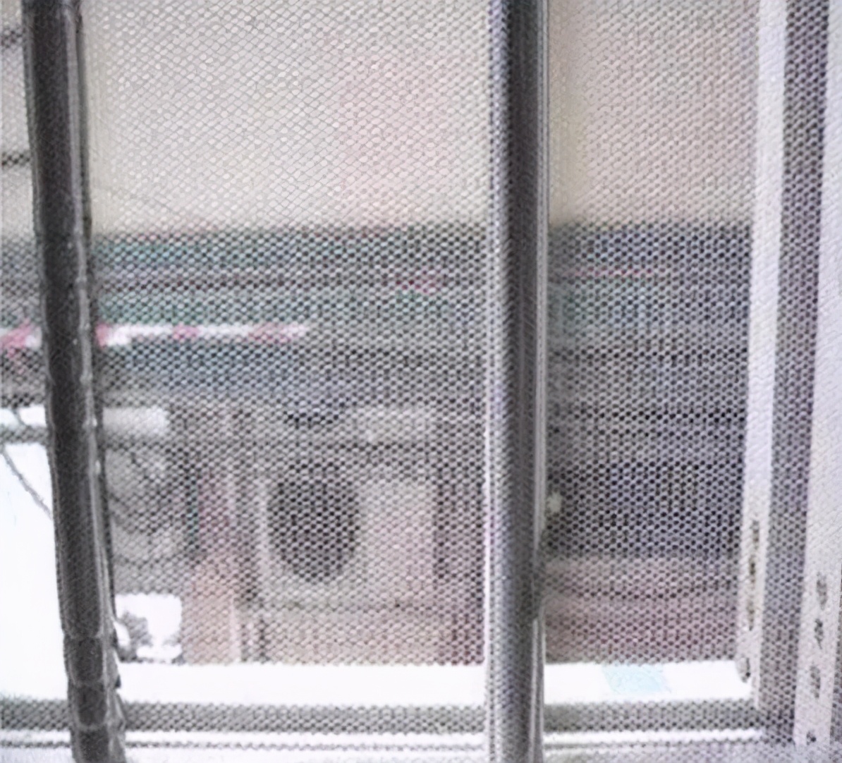 别再装“鸟笼式”防盗窗,现在流行这样装,安全防盗不挡光 !