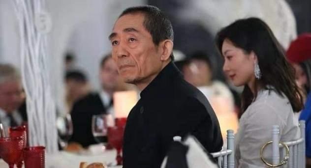 张艺谋|张艺谋娇妻真没法低调，穿衬衫配硕大钻石耳环，水钻珍珠包更抢眼