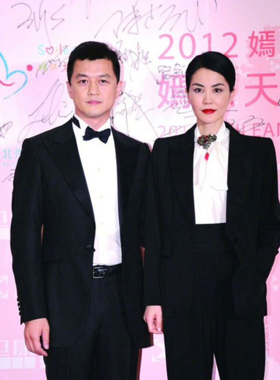 王菲|王菲近照曝光，衣服太宽松小腹突出，引发网友的讨论