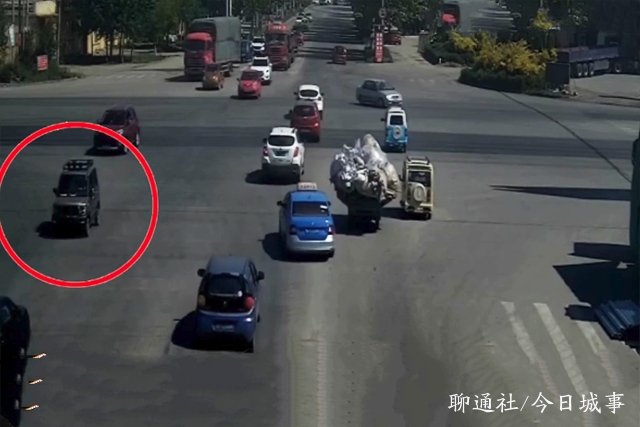 聊通社 山东聊城，女子驾驶电动四轮闯下祸就跑，购物时清晰照被监控拍下
