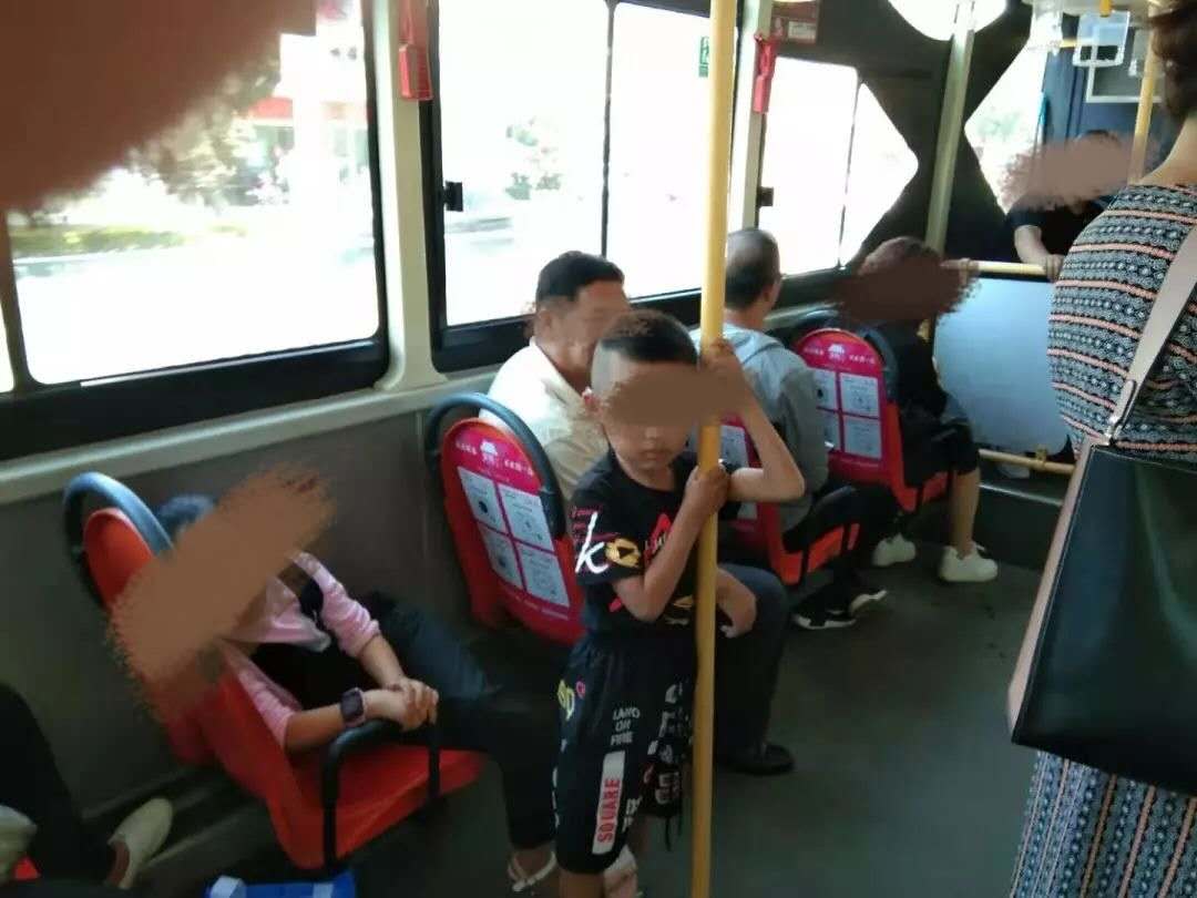 母婴说事|假孕妇地铁占座，两个细节被大妈看穿，一车厢乘客都替她感到尴尬